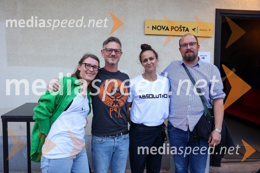  Urška Brodar, dramaturginja, Slovensko mladinsko gledališče;  Tibor Mihelič Syed, direktor, Slovensko mladinsko gledališče;  Katarina Stegnar, igralka;  Gašper Tesner, inspicient, Slovensko mladinsko gledališčeOtvoritev Festivala performansa s predstavo Sladke skrbi