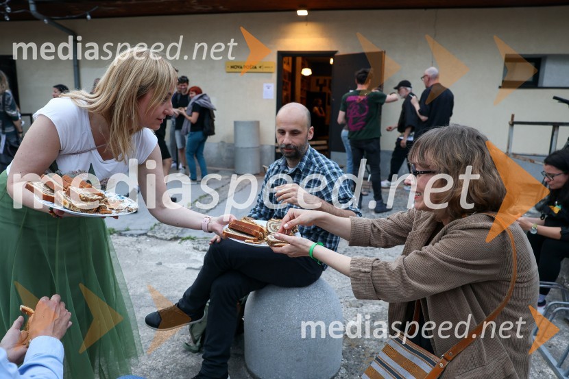  Tina Dobnik, producentka MASKA;  ... Otvoritev Festivala performansa s predstavo Sladke skrbi