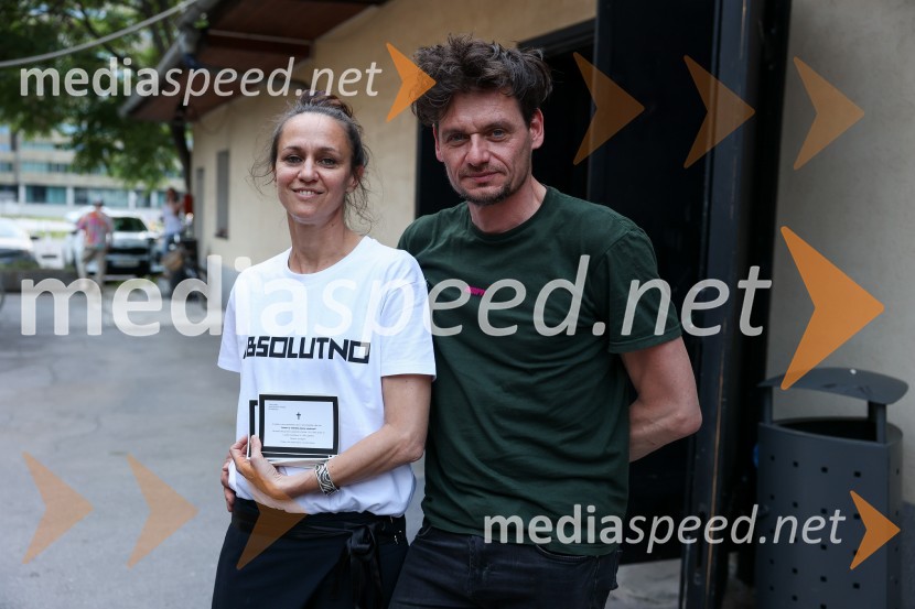  Katarina Stegnar, igralka;  Primož Bezjak, igralec, plesalecOtvoritev Festivala performansa s predstavo Sladke skrbi