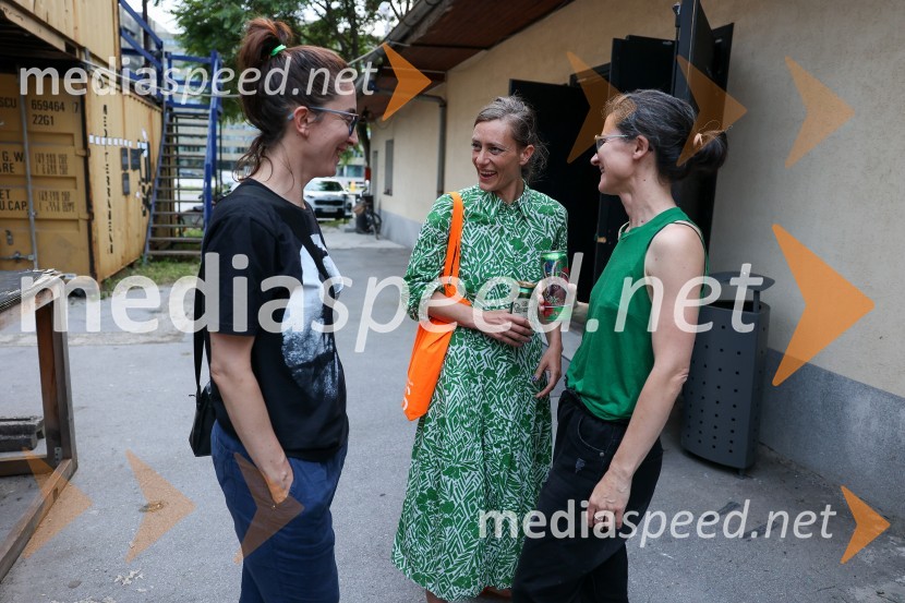  Daša Doberšek, igralka;  Nataša Živković, koreografinja;  Barbara Kukovec, igralkaOtvoritev Festivala performansa s predstavo Sladke skrbi