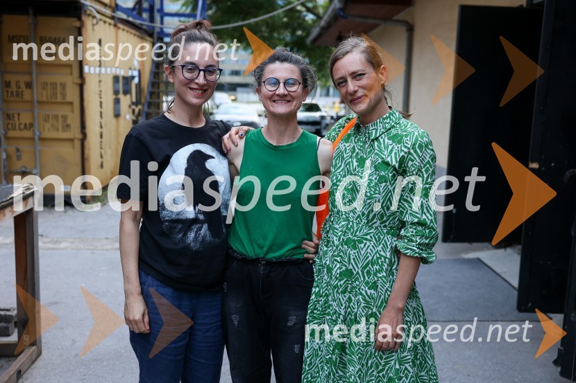  Daša Doberšek, igralka;  Barbara Kukovec, igralka;  Nataša Živković, koreografinjaOtvoritev Festivala performansa s predstavo Sladke skrbi