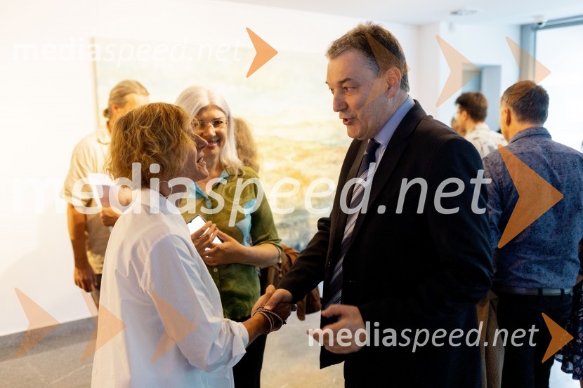  Apolonija Simon, umetnica;  Matija Šenk, član uprave, GeneraliApolonija Simon z razstavo Globine vidnega v galeriji Generali