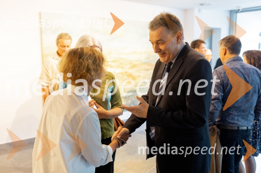  Apolonija Simon, umetnica;  Matija Šenk, član uprave, GeneraliApolonija Simon z razstavo Globine vidnega v galeriji Generali