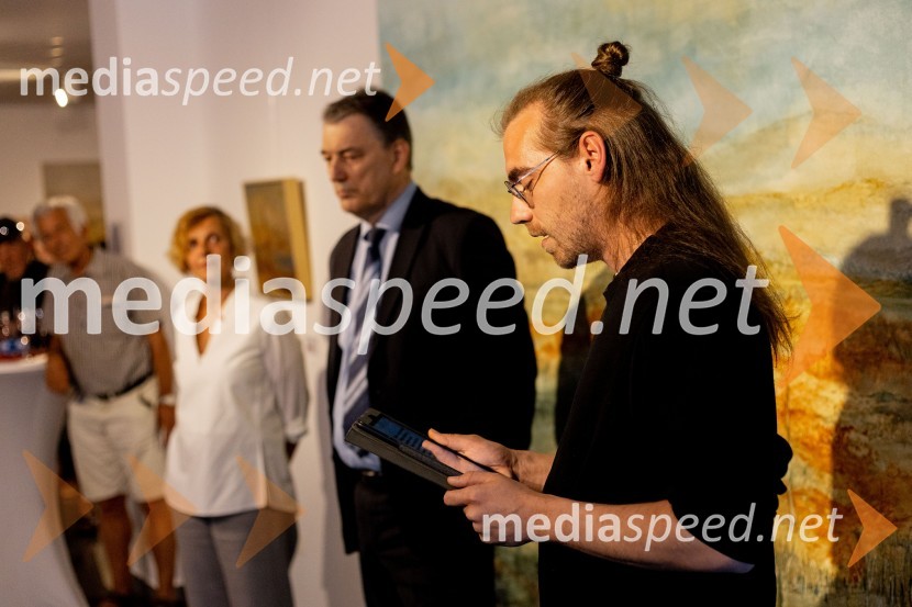  Matic Lukšič, igralecApolonija Simon z razstavo Globine vidnega v galeriji Generali