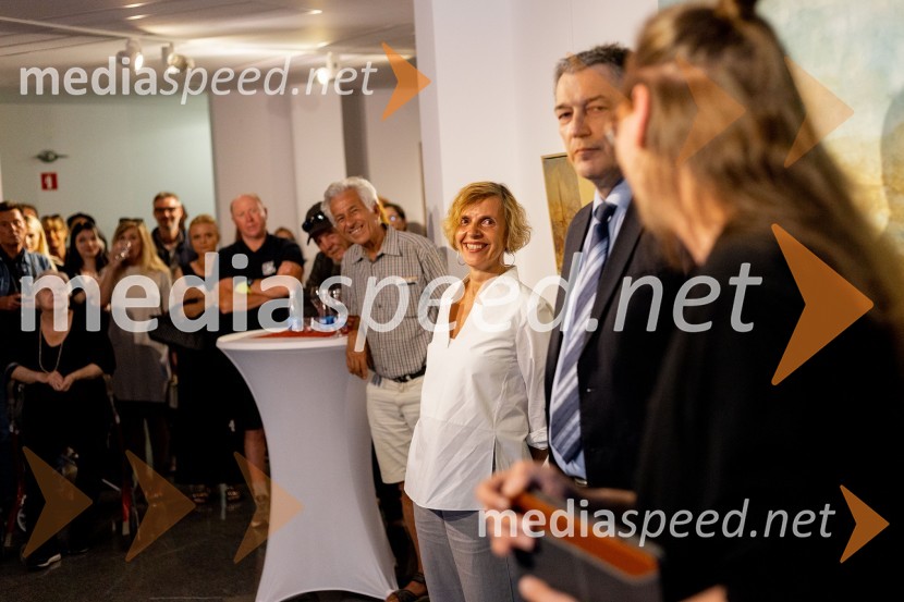  Apolonija Simon, umetnica;  Matija Šenk, član uprave, GeneraliApolonija Simon z razstavo Globine vidnega v galeriji Generali