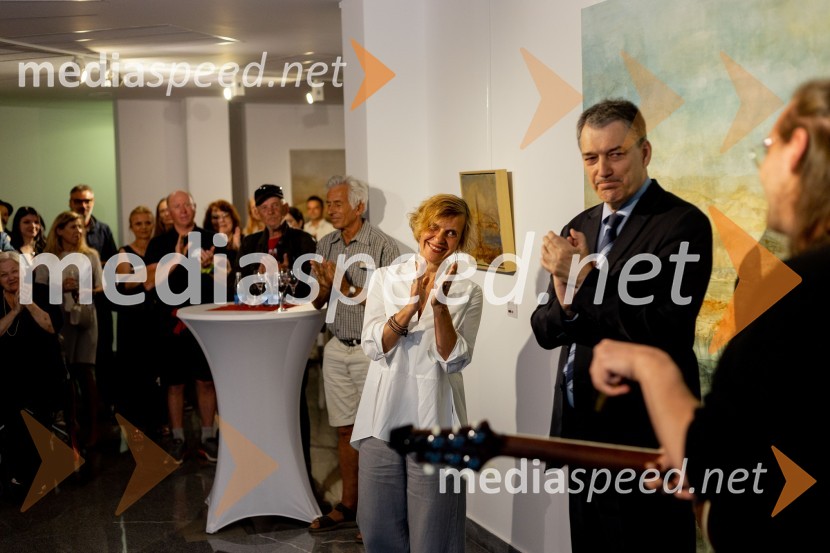  Apolonija Simon, umetnica;  Matija Šenk, član uprave, GeneraliApolonija Simon z razstavo Globine vidnega v galeriji Generali