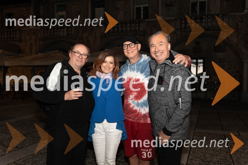  Gojmir Lešnjak Gojc, igralec, režiser, pevec;  Simona  Vodopivec Franko, pevka, igralka;  Uroš Smolej, igralec;  Marjan Bunič, pevec, voditelj, Radio OgnjiščeMuzikal Mamma Mia, Ljubljana Festival 2023