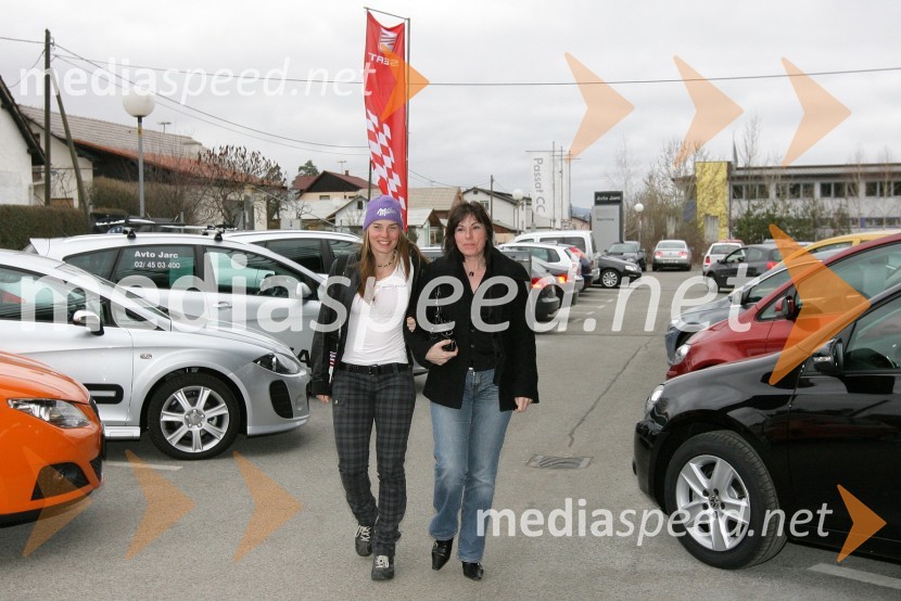 Tina Maze, alpska smučarka, in njena mama Sonja MazeTina Maze v salonu vozil Avto Jarc
