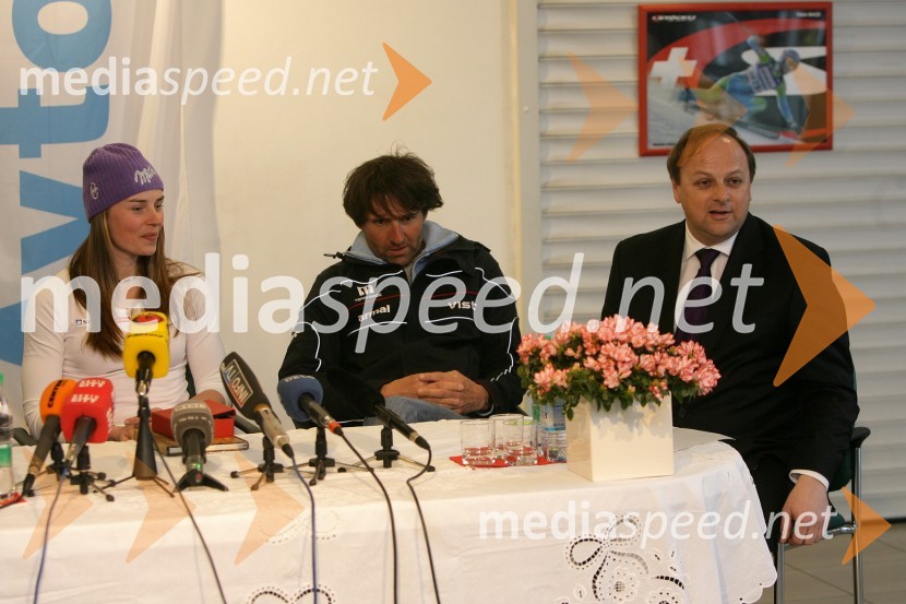 Tina Maze, alpska smučarka, Andrea Massi, trener Tine Maze, in Milan Jarc, lastnik podjetja Avto Jarc d.o.o. MariborTina Maze v salonu vozil Avto Jarc