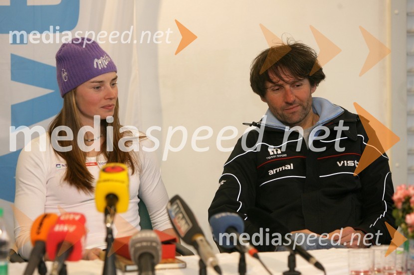 Tina Maze, alpska smučarka, in Andrea Massi, trener Tine MazeTina Maze v salonu vozil Avto Jarc