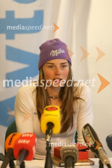 Tina Maze, alpska smučarkaTina Maze v salonu vozil Avto Jarc
