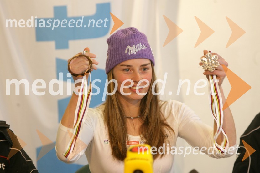 Tina Maze, alpska smučarkaTina Maze v salonu vozil Avto Jarc