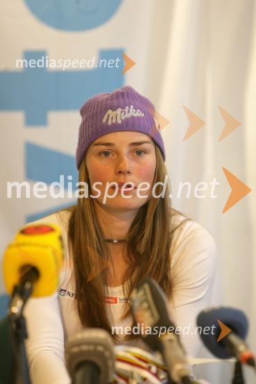 Tina Maze, alpska smučarkaTina Maze v salonu vozil Avto Jarc
