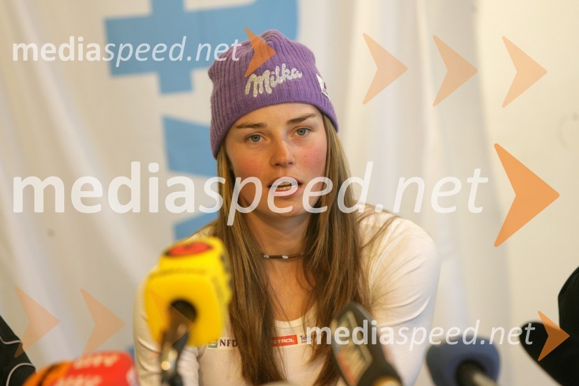 Tina Maze, alpska smučarkaTina Maze v salonu vozil Avto Jarc