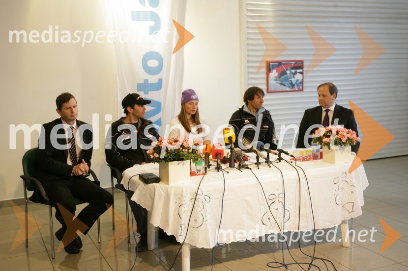 Branko Žerdoner, predsednik uprave Mariborske livarne Maribor, Andrej Perovšek, trener Tine Maze, Tina Maze, alpska smučarka, Andrea Massi, trener Tine Maze, in Milan Jarc, lastnik podjetja Avto Jarc d.o.o. MariborTina Maze v salonu vozil Avto Jarc