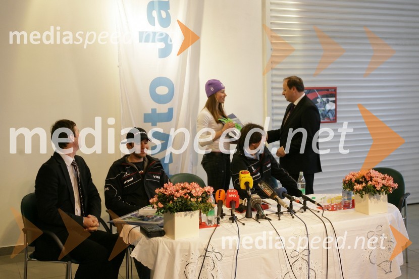 Branko Žerdoner, predsednik uprave Mariborske livarne Maribor, Andrej Perovšek, trener Tine Maze, Tina Maze, alpska smučarka, Andrea Massi, trener Tine Maze, in Milan Jarc, lastnik podjetja Avto Jarc d.o.o. MariborTina Maze v salonu vozil Avto Jarc