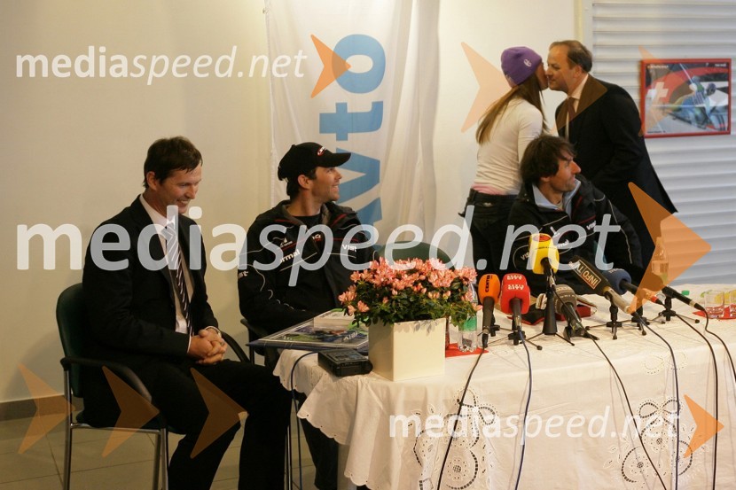 Branko Žerdoner, predsednik uprave Mariborske livarne Maribor, Andrej Perovšek, trener Tine Maze, Tina Maze, alpska smučarka, Andrea Massi, trener Tine Maze, in Milan Jarc, lastnik podjetja Avto Jarc d.o.o. MariborTina Maze v salonu vozil Avto Jarc