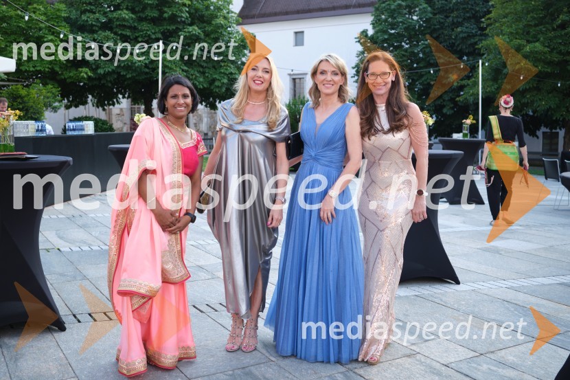  Vesna Nisha Dolinar, predsednica SILA 2012-2013 in lastnica restavracije Namaste;  Mateja Kos;  Barbara Uranjek, direktorica, Britansko-slovenska gospodarska zbornica;  Katja Mlakar, direktorica, agencija AVI22. Kresna noč Lions kluba Ljubljana Iliria