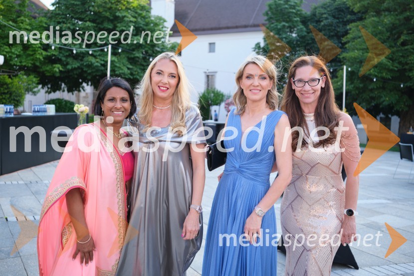 Vesna Nisha Dolinar, predsednica SILA 2012-2013 in lastnica restavracije Namaste;  Mateja Kos;  Barbara Uranjek, direktorica, Britansko-slovenska gospodarska zbornica;  Katja Mlakar, direktorica, agencija AVI22. Kresna noč Lions kluba Ljubljana Iliria