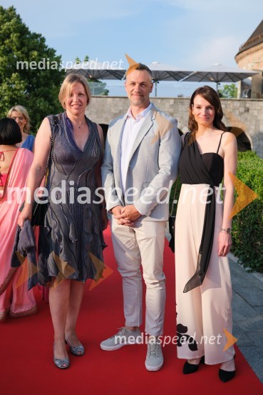  Tina  Kranjc, pomočnica direktorja, Tajfun Planina d.o.o.;  Dejan Redija, direktor, Tajfun RUS ;  Tjaša Žnidar Prosen, vodja pravne službe, Tajfun Planina d.o.o.22. Kresna noč Lions kluba Ljubljana Iliria