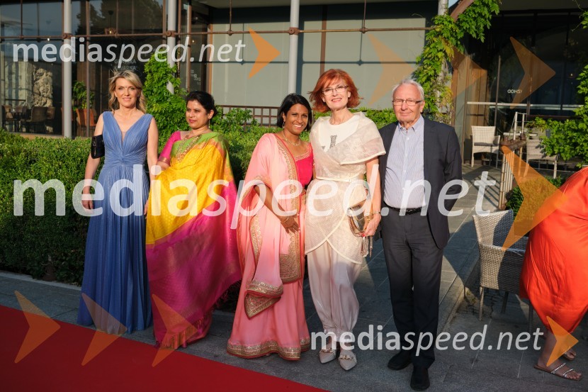  Barbara Uranjek, direktorica, Britansko-slovenska gospodarska zbornica;  ... ;  Vesna Nisha Dolinar, predsednica SILA 2012-2013 in lastnica restavracije Namaste;  Darinka Pavlič Kamien, strokovnjakinja za komuniciranje; dr. Peter Kamien22. Kresna noč Lions kluba Ljubljana Iliria