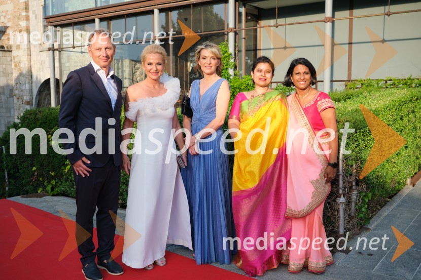  ... ;  Diana Dimnik, predsednica Lions klub Ljubljana Iliria;  Barbara Uranjek, direktorica, Britansko-slovenska gospodarska zbornica;  ... ;  Vesna Nisha Dolinar, predsednica SILA 2012-2013 in lastnica restavracije Namaste22. Kresna noč Lions kluba Ljubljana Iliria