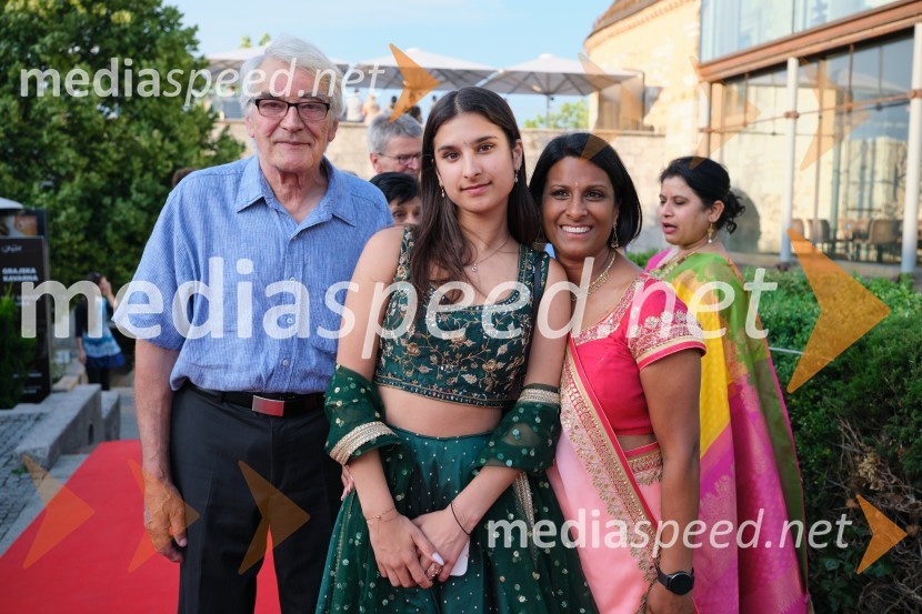  ... ;  ... ;  Vesna Nisha Dolinar, predsednica SILA 2012-2013 in lastnica restavracije Namaste22. Kresna noč Lions kluba Ljubljana Iliria