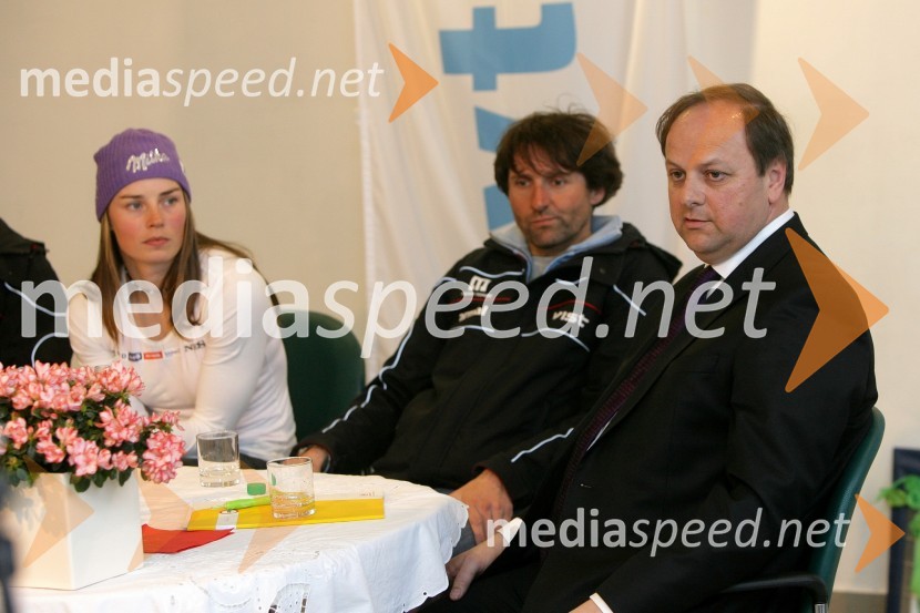 Tina Maze, alpska smučarka, Andrea Massi, trener Tine Maze, in Milan Jarc, lastnik podjetja Avto Jarc d.o.o. MariborTina Maze v salonu vozil Avto Jarc