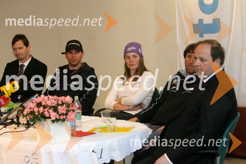 Branko Žerdoner, predsednik uprave Mariborske livarne Maribor, Andrej Perovšek, trener Tine Maze, Tina Maze, alpska smučarka, Andrea Massi, trener Tine Maze, in Milan Jarc, lastnik podjetja Avto Jarc d.o.o. MariborTina Maze v salonu vozil Avto Jarc