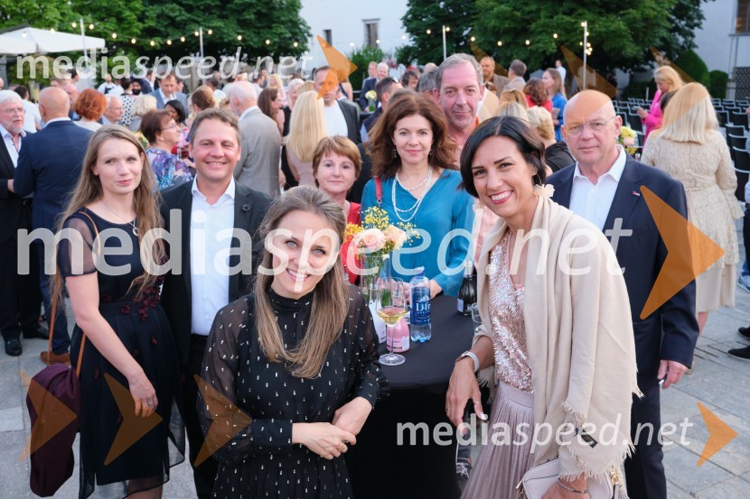  ... ;  ... ;  Milica Berček;  ... ;  ... ;  ... ;  Zala Andrina Razinger, Riko Ribnica, asistentka v PR;  ... 22. Kresna noč Lions kluba Ljubljana Iliria