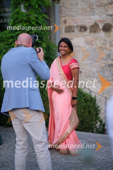  Vesna Nisha Dolinar, predsednica SILA 2012-2013 in lastnica restavracije Namaste22. Kresna noč Lions kluba Ljubljana Iliria