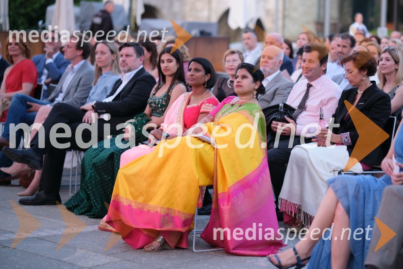  ... ;  Vesna Nisha Dolinar, predsednica SILA 2012-2013 in lastnica restavracije Namaste;  ... 22. Kresna noč Lions kluba Ljubljana Iliria