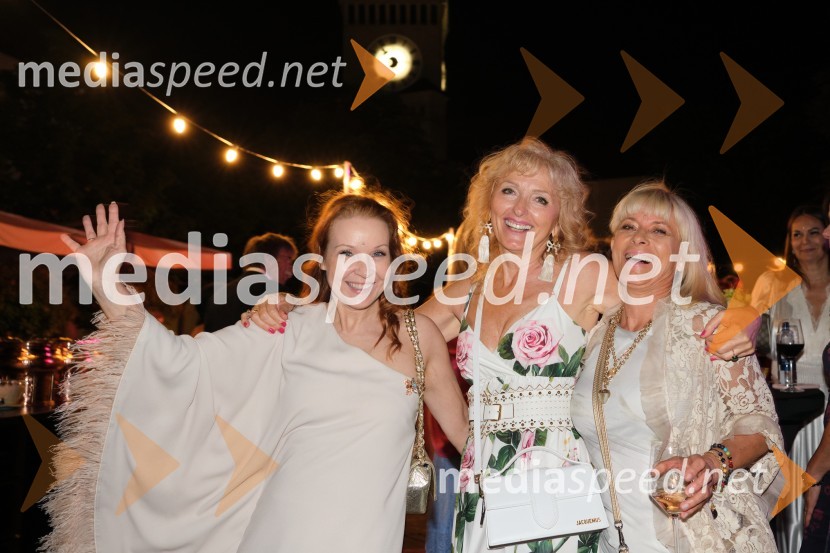  Regina Kogoj, pevka;  Lilijana Kastelic, oblikovalka;  Barbra Jermann, urednica revije Suzy22. Kresna noč Lions kluba Ljubljana Iliria