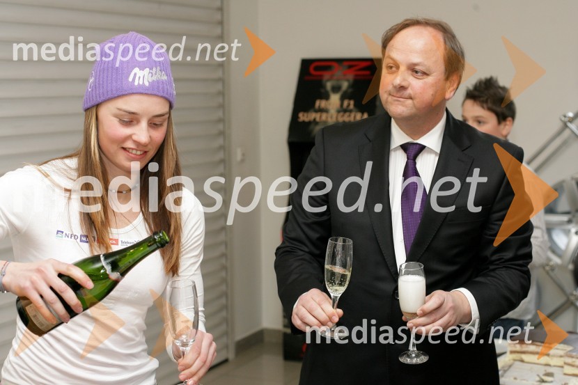 Tina Maze, alpska smučarka, in Milan Jarc, lastnik podjetja Avto Jarc d.o.o. MariborTina Maze v salonu vozil Avto Jarc