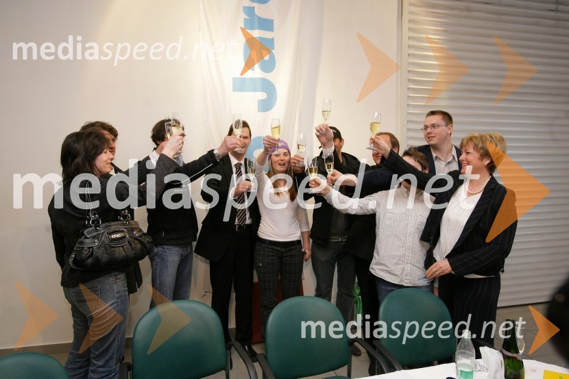 Andrea Massi, trener Tine Maze, Branko Žerdoner, predsednik uprave Mariborske livarne Maribor, Tina Maze, alpska smučarka, Andrej Perovšek, trener Tine Maze, in družina JarcTina Maze v salonu vozil Avto Jarc