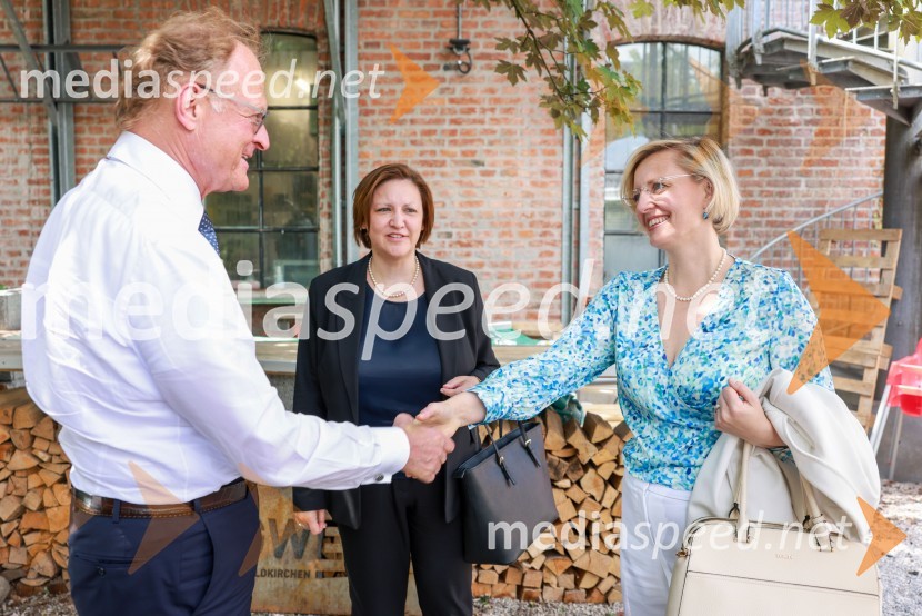  Janez  Škrabec, direktor Riko d.o.o.;  Ana Polak Petrič, slovenska veleposlanica v Nemčiji;  Maša Šiftar, generalna konzulka v MünchnuSlovenski Riko do novega poslovnega mejnika v Nemčiji
