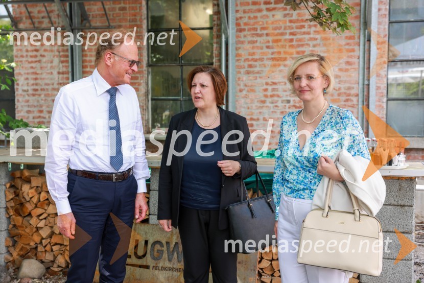  Janez  Škrabec, direktor Riko d.o.o.;  Ana Polak Petrič, slovenska veleposlanica v Nemčiji;  Maša Šiftar, generalna konzulka v MünchnuSlovenski Riko do novega poslovnega mejnika v Nemčiji