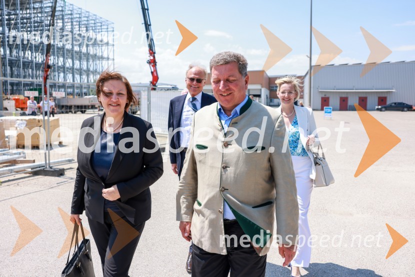  Ana Polak Petrič, slovenska veleposlanica v Nemčiji;  Janez  Škrabec, direktor Riko d.o.o.;  Christian Bemreiter, bavarski deželni minister za bivanje, gradnjo in promet;  Maša Šiftar, generalna konzulka v MünchnuSlovenski Riko do novega poslovnega mejnika v Nemčiji