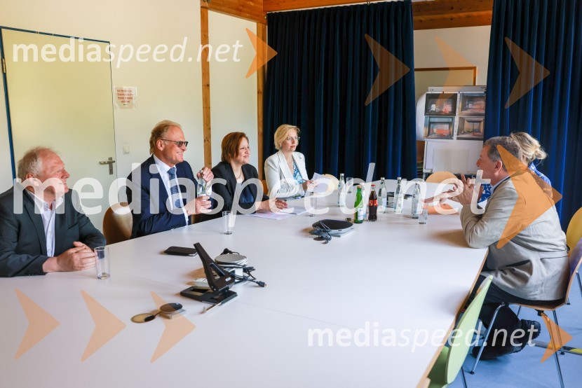  ... ;  Janez  Škrabec, direktor Riko d.o.o.;  Ana Polak Petrič, slovenska veleposlanica v Nemčiji;  Maša Šiftar, generalna konzulka v MünchnuSlovenski Riko do novega poslovnega mejnika v Nemčiji