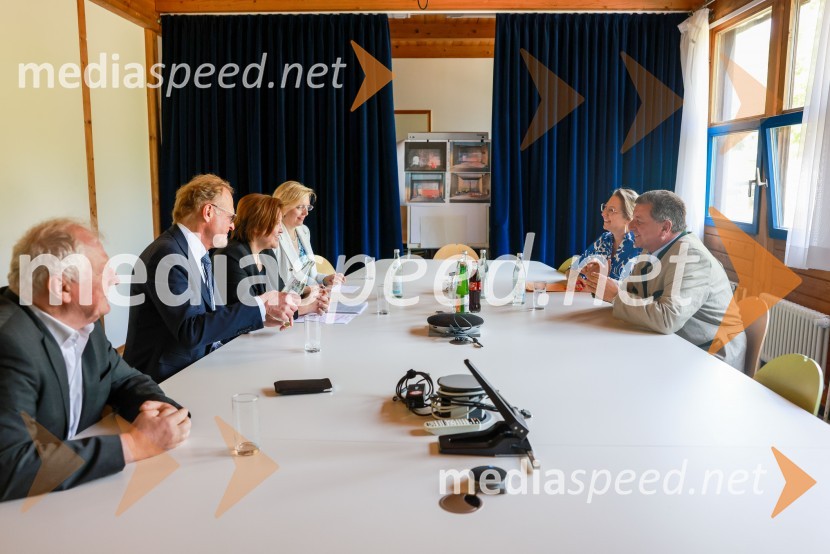  ... ;  Janez  Škrabec, direktor Riko d.o.o.;  Ana Polak Petrič, slovenska veleposlanica v Nemčiji;  Maša Šiftar, generalna konzulka v Münchnu;  ... ;  Christian Bemreiter, bavarski deželni minister za bivanje, gradnjo in prometSlovenski Riko do novega poslovnega mejnika v Nemčiji