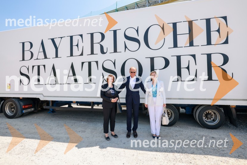  Ana Polak Petrič, slovenska veleposlanica v Nemčiji;  Janez  Škrabec, direktor Riko d.o.o.;  Maša Šiftar, generalna konzulka v MünchnuSlovenski Riko do novega poslovnega mejnika v Nemčiji