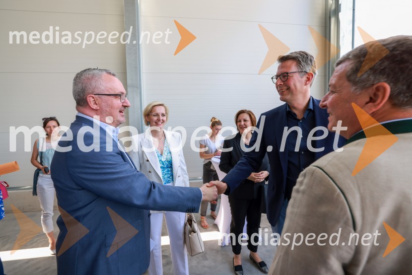  Thomas Stark, župan, Poing občina v Nemčiji;  Markus Blume, bavarski deželni minister za znanost in umetnostSlovenski Riko do novega poslovnega mejnika v Nemčiji