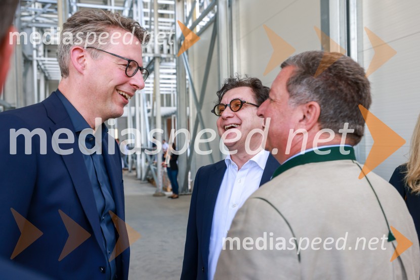  Markus Blume, bavarski deželni minister za znanost in umetnost;  Serge Domy, direktor bavarske opere;  Christian Bemreiter, bavarski deželni minister za bivanje, gradnjo in prometSlovenski Riko do novega poslovnega mejnika v Nemčiji