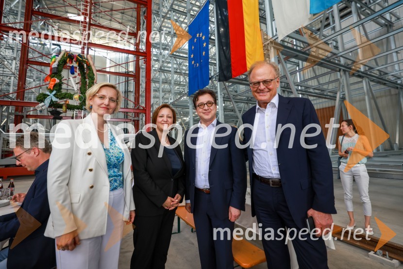  Maša Šiftar, generalna konzulka v Münchnu;  Ana Polak Petrič, slovenska veleposlanica v Nemčiji;  Serge Domy, direktor bavarske opere;  Janez  Škrabec, direktor Riko d.o.o.Slovenski Riko do novega poslovnega mejnika v Nemčiji