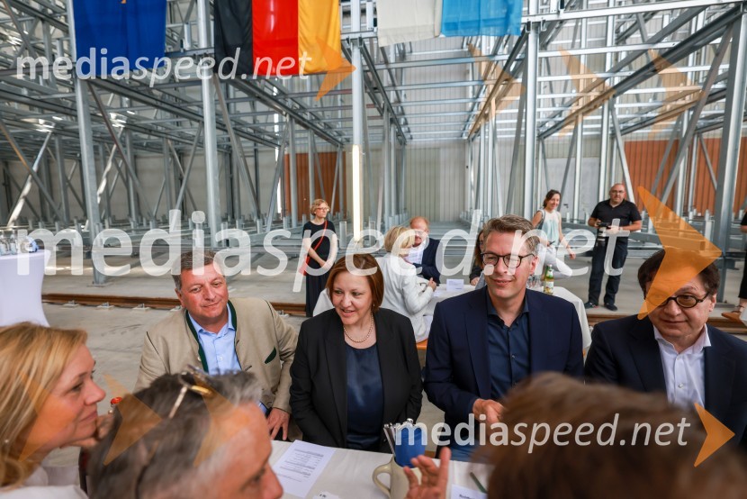  Christian Bemreiter, bavarski deželni minister za bivanje, gradnjo in promet;  Ana Polak Petrič, slovenska veleposlanica v Nemčiji;  Markus Blume, bavarski deželni minister za znanost in umetnost;  Serge Domy, direktor bavarske opereSlovenski Riko do novega poslovnega mejnika v Nemčiji