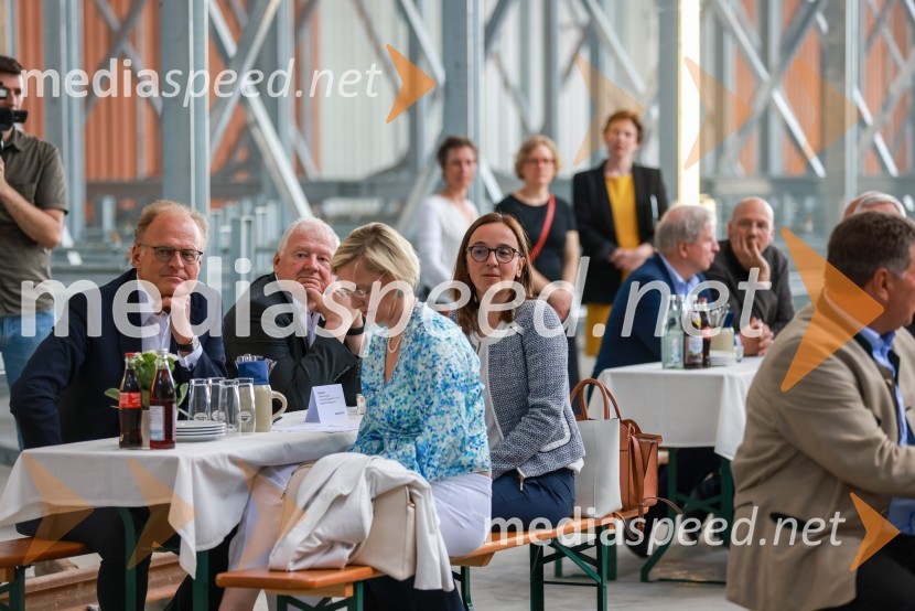  Janez  Škrabec, direktor Riko d.o.o.;  ... ;  Maša Šiftar, generalna konzulka v Münchnu;  ... Slovenski Riko do novega poslovnega mejnika v Nemčiji