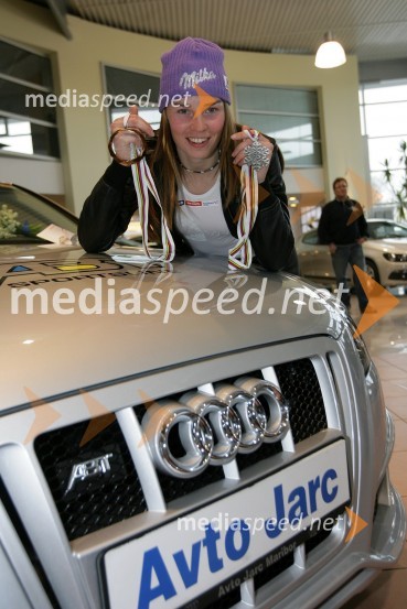 Tina Maze, alpska smučarka, in njen novi Audi A4 z ABT predelavoTina Maze v salonu vozil Avto Jarc