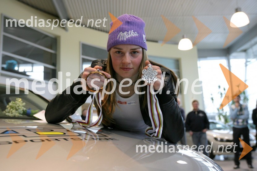 Tina Maze, alpska smučarkaTina Maze v salonu vozil Avto Jarc
