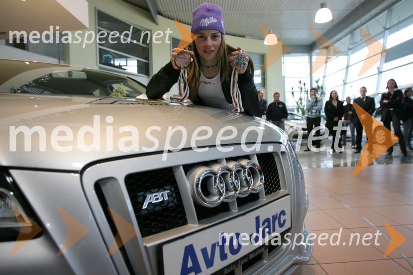 Tina Maze, alpska smučarka, in njen novi Audi A4 z ABT predelavoTina Maze v salonu vozil Avto Jarc