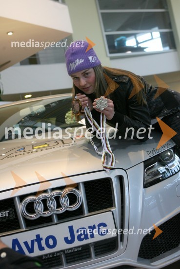 Tina Maze, alpska smučarka, in njen novi Audi A4 z ABT predelavoTina Maze v salonu vozil Avto Jarc